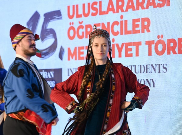 TÜRKİYE BURSLARI DÜNYAYA 2 BİN 800 YENİ GÖNÜL ELÇİSİ KAZANDIRDI! 110 ÜLKEDEN TÜRKİYE'YE GELEN ÖĞRENCİLER MEZUNİYET SEVİNCİ YAŞADI